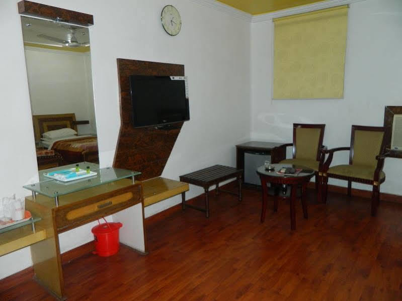 Republic Hotel Patna  Ngoại thất bức ảnh